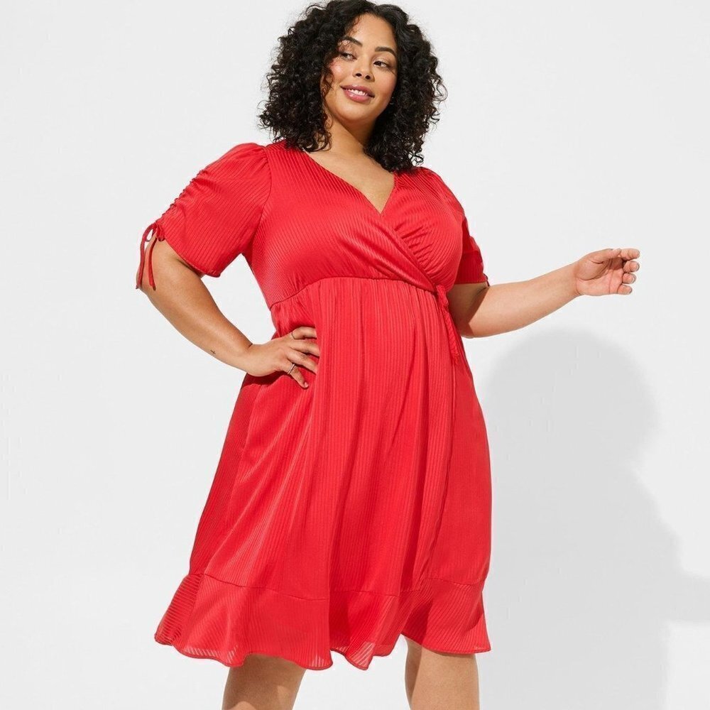 Torrid - Midi Dobby Satin Surplice Wrap Dress in Racing Red